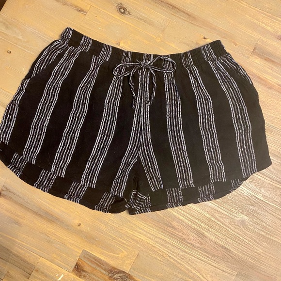 Universal Thread, Drawstring, Black & White shorts - Picture 4 of 9